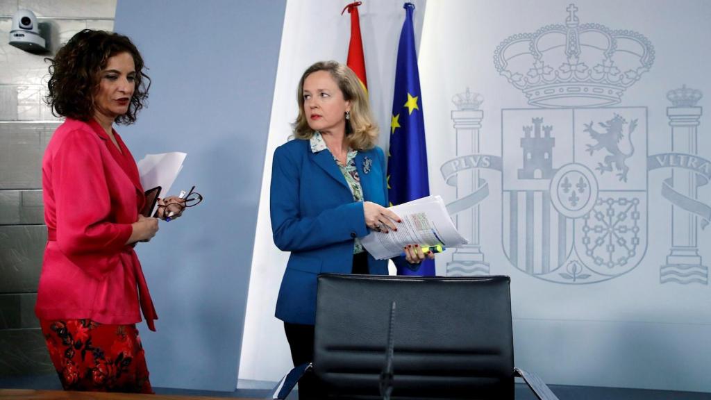 La ministra de Hacienda, María Jesús Montero, junto a la vicepresidenta económica, Nadia Calviño, en Moncloa.