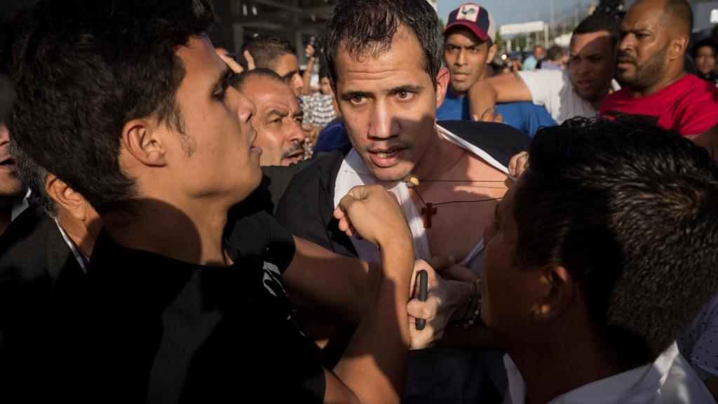Guaidó y su esposa son apaleados al llegar a Venezuela por una turba chavista