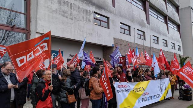 Protesta ante la Facultad de Informática de A Coruña