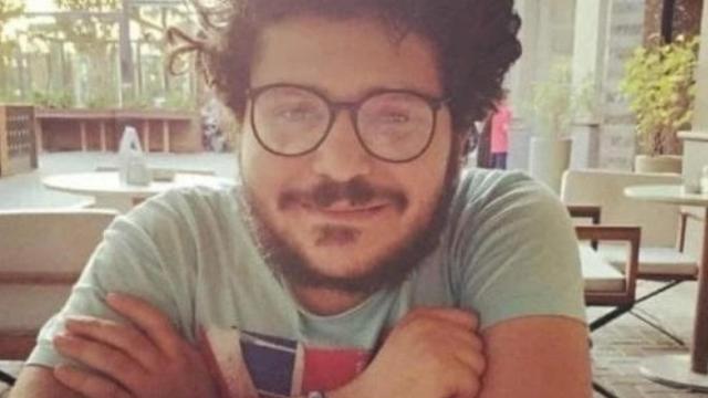 El joven se desplazó hasta El Cairo para visitar a sus familiares; fue detenido en el aeropuerto.