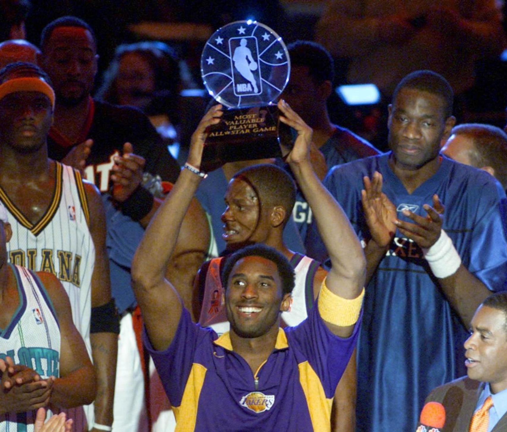 Kobe Bryant levanta su primer MVP del All-Star Game