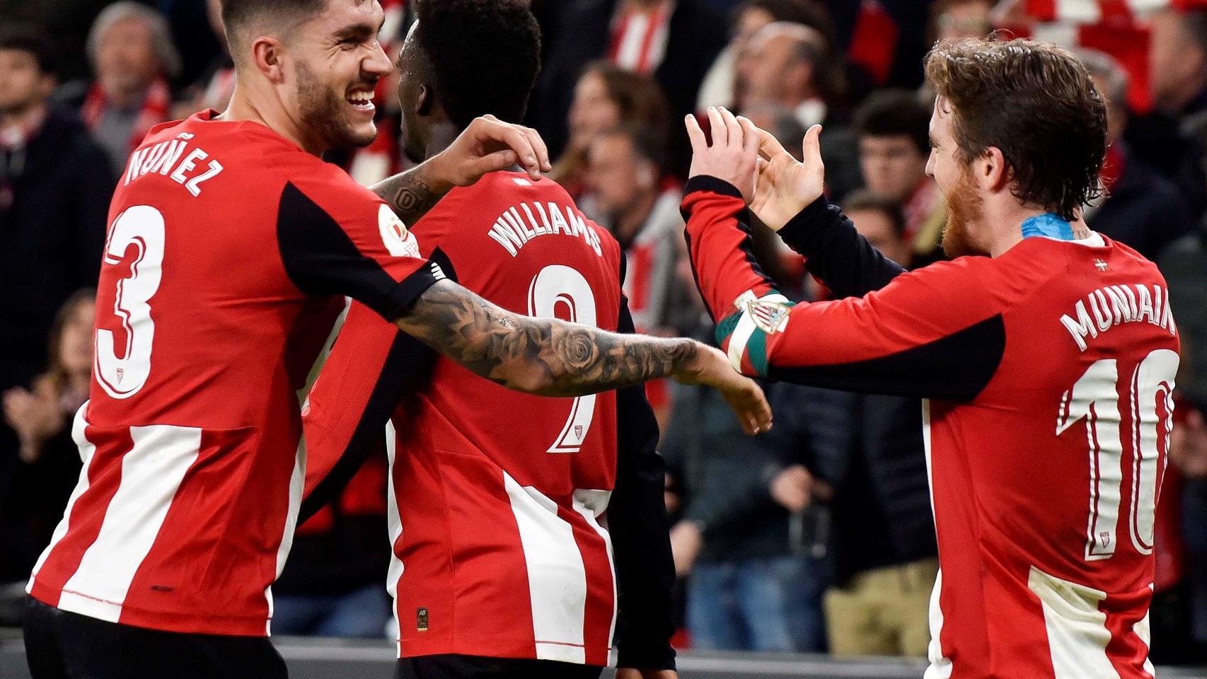 Los jugadores del Athletic celebran el único gol del partido