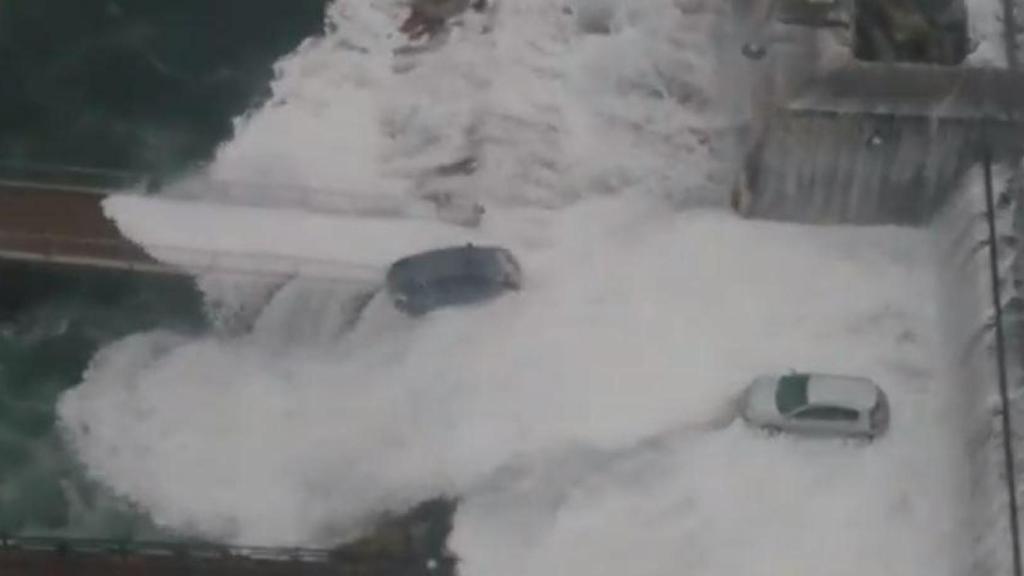 VÍDEO: El mar arrastra varios coches aparcados en el dique de abrigo de A Coruña