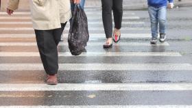 ¿Es resbaladiza A Coruña? Los pasos de peatones pueden jugar una mala pasada