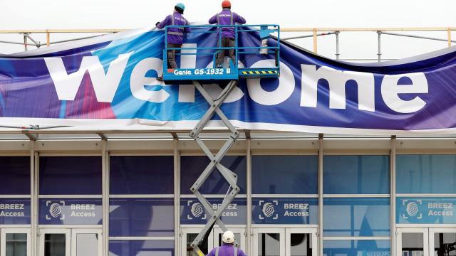 Dos trabajadores en la Fira de Barcelona donde se ultiman los preparativos para el Congreso Mundial de Móviles (MWC) de Barcelona