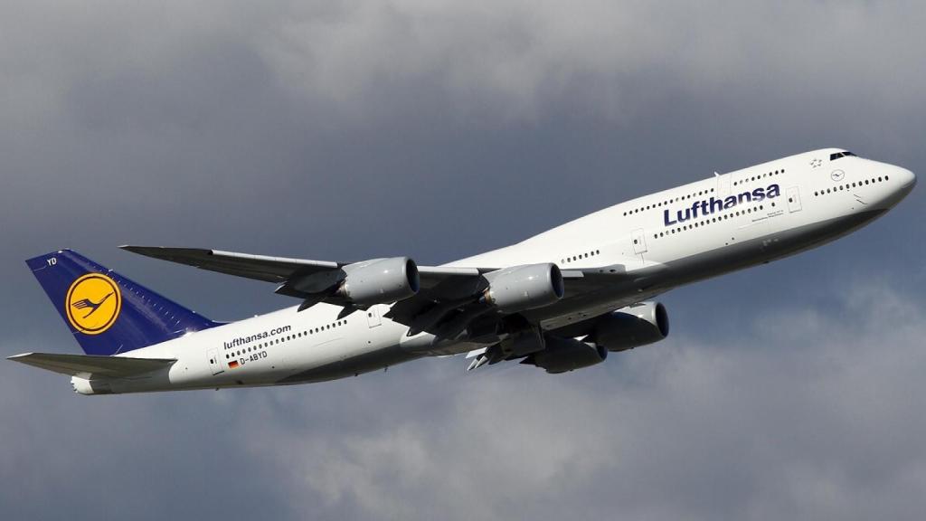 Un avión de Lufthansa en maniobra de despegue.