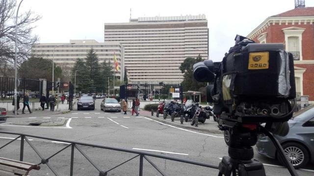 Los españoles repatriados de Wuhan (China) abandonan el hospital en sus coches.