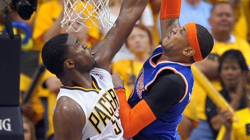 Roy Hibbert le hace un tapón a Carmelo Anthony durante las semifinales de la Conferencia Este de 2013