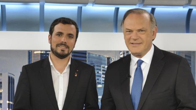 Alberto Garzón junto a Pedro Piqueras