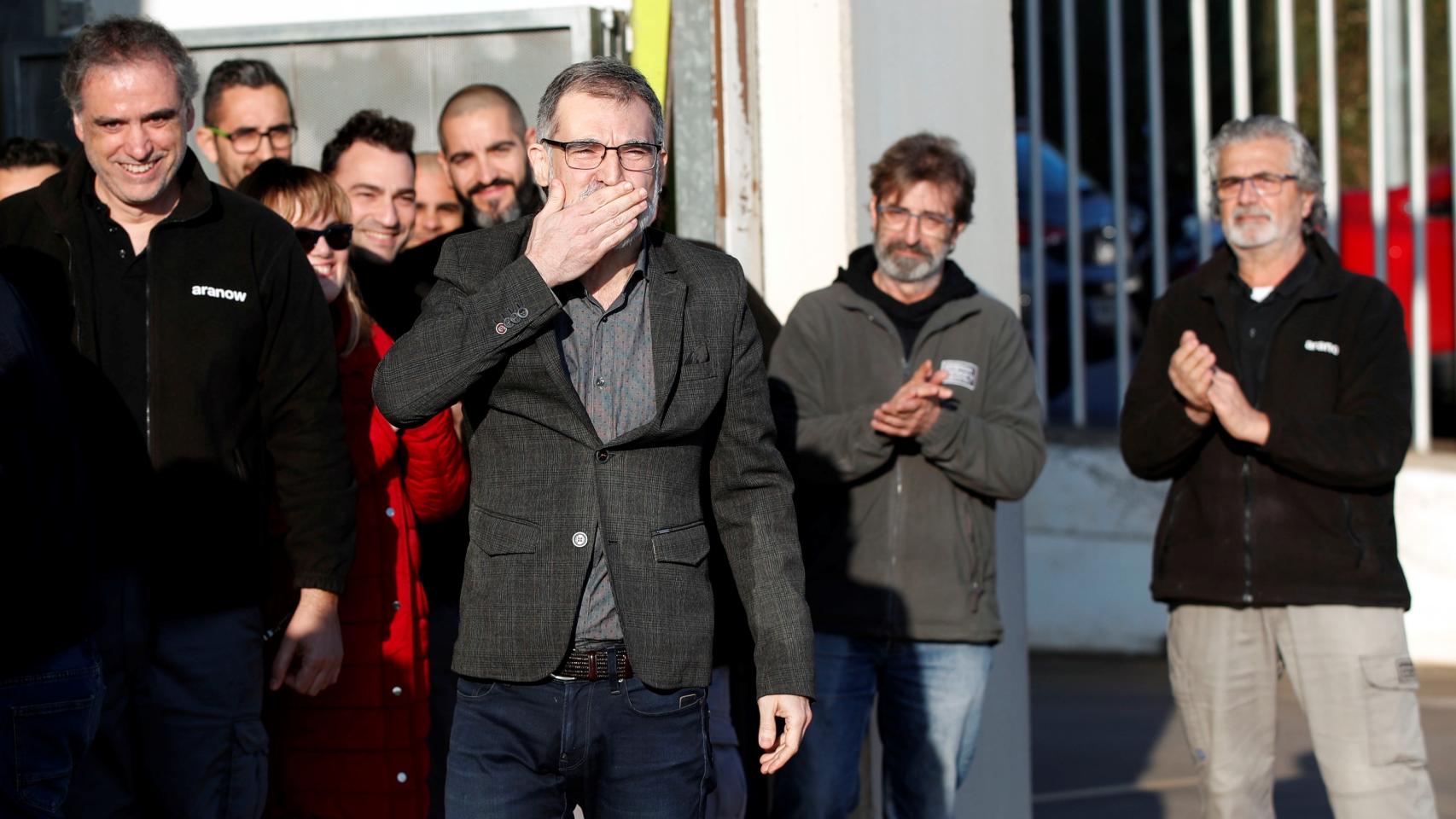 El presidente de Òmnium Cultural, Jordi Cuixart (c), saluda a los trabajadores de Aranow