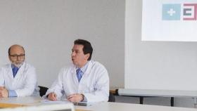 El doctor Antonio Sixto (izq.) con su compañero el doctor Francisco Soriano.