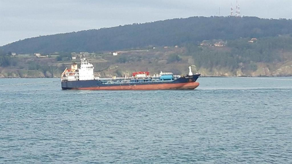 El buque ‘Blue Star’ en el medio de la Ría de Ares (A Coruña)
