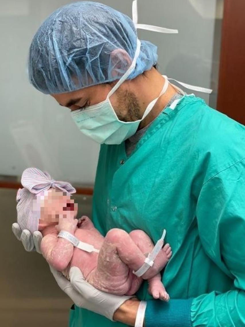 El cantante con su pequeña, en Instagram.