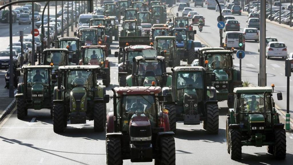 Cientos de tractores  en Valencia par la manifestación del sector agrario.