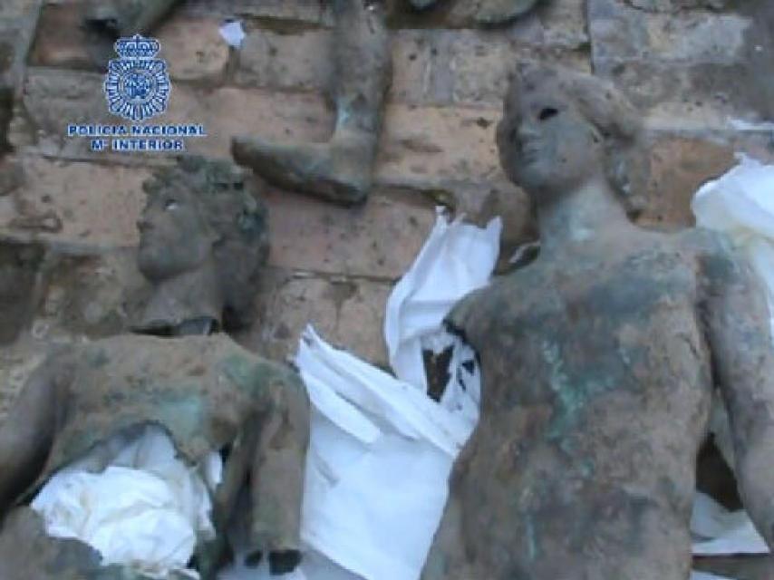 Dos imágenes de las estatuas de bronce recuperadas por los agentes de la UDEV.