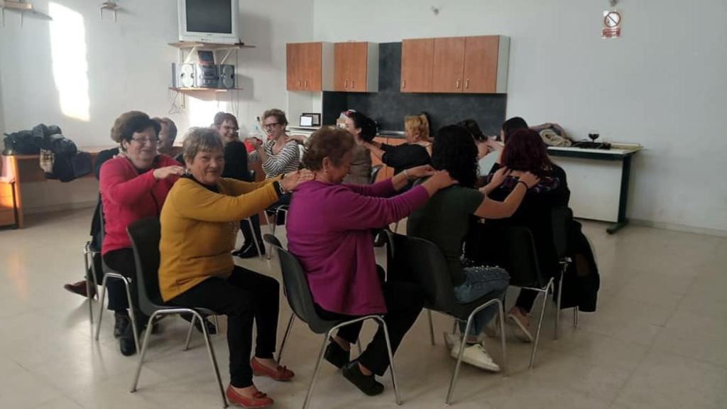 Un grupo de mujeres participando en una de las actividades que imparte Davinia Simón Múñoz.