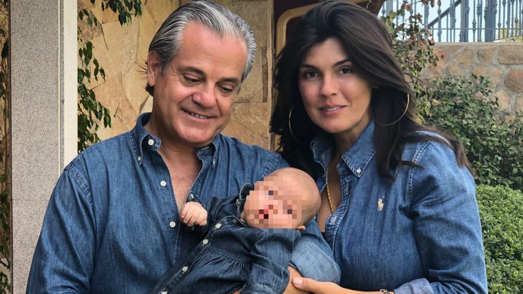 Marcos de Quinto, Angélica de la Riva y su hija en común, Sofía.