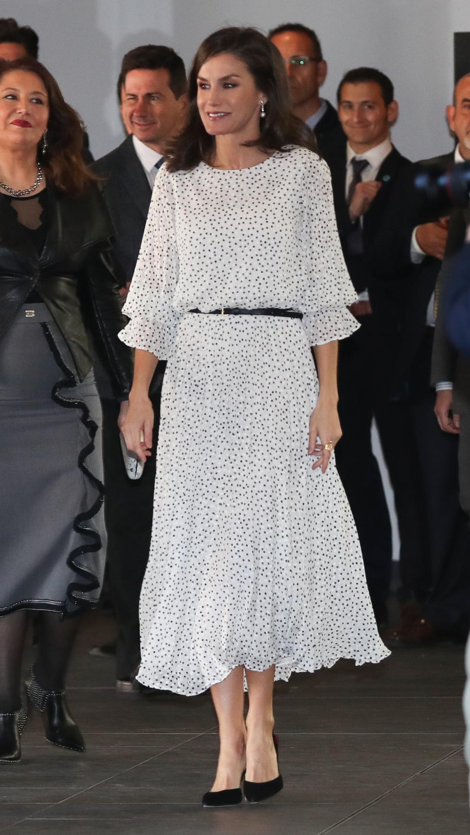 La Reina ha estrenado un vestido de lunares en su visita a Doñana.