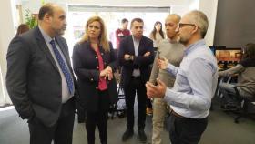 El vicepresidente de C-LM, José Luis Martínez Guijarro, en su visita a la empresa Vsion Studio de Cuenca