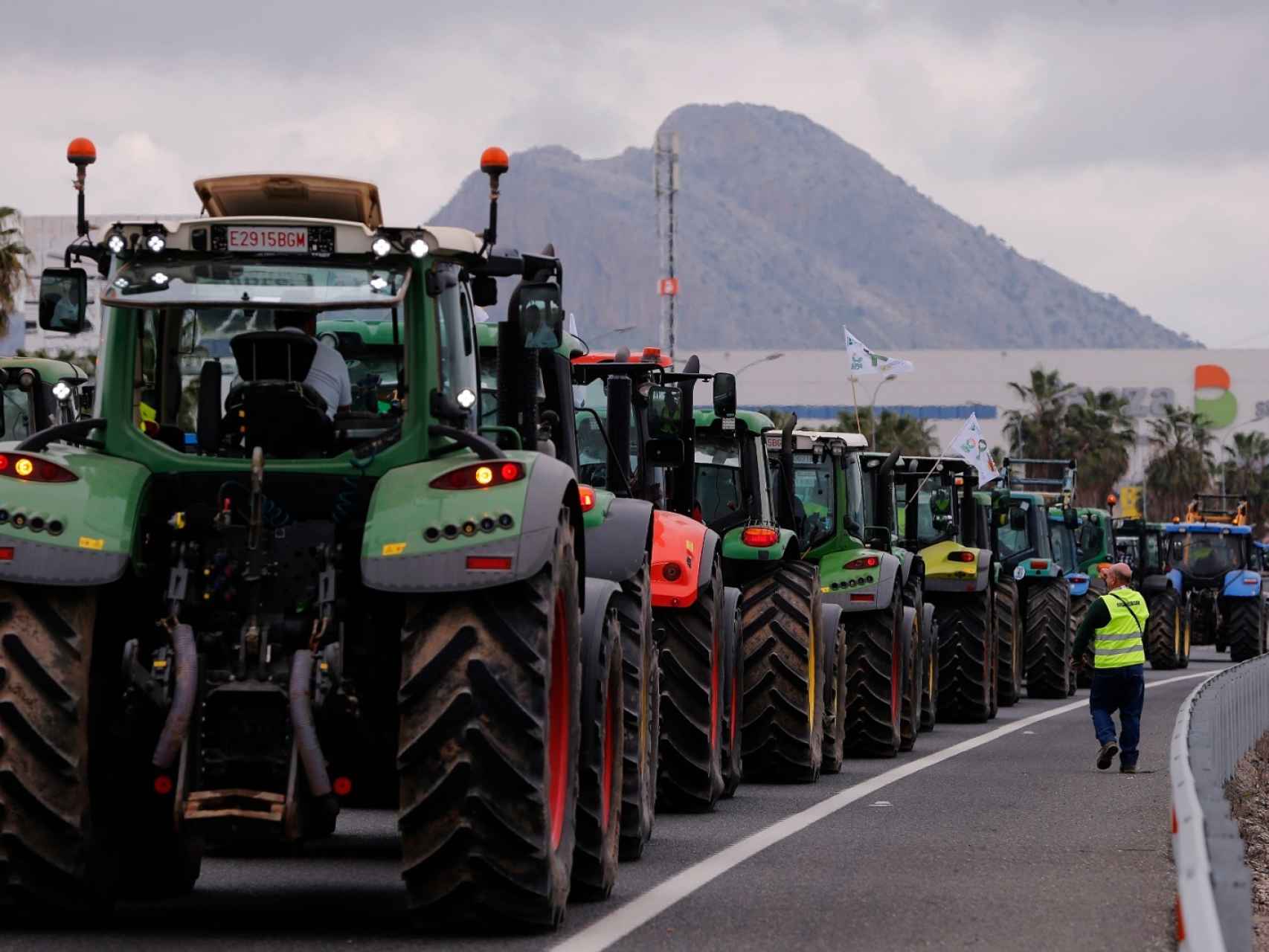 Agricultores durante la tractorada que han realizado hoy en la A-92 dirección Málaga