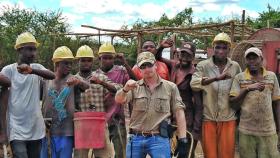 El empresario Manuel García con su equipo de mineros en Tanzania.