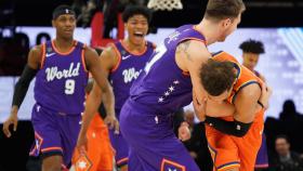 Luka Doncic celebra su canasta desde el centro del campo con Trae Young