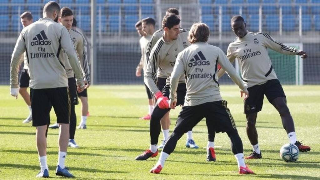 Ferland Mendy, Thibaut Courtois, Luka Modric y Karim Benzema, atentos durante el entrenamiento de este sábado