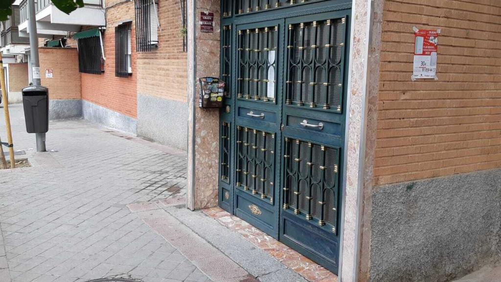 Portal en el madrileño barrio de Opañel donde residía Ángel.