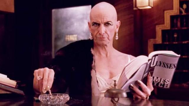 Denis O'Hare como Liz Taylor en 'American Horror Story: Hotel' (FX)