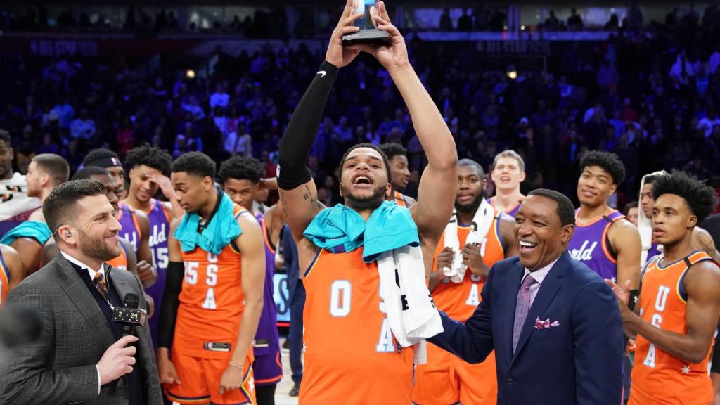 Miles Bridges levanta el trofeo de MVP del 'Rising Stars Challenge' de 2020