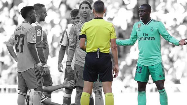 Ferland Mendy, junto a sus compañeros, protestando al ver una tarjeta amarilla