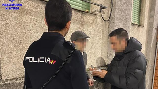 Dos agentes detienen al sospechoso de haber abusado de un menor discapacitado en el baño de la estación de Santander.