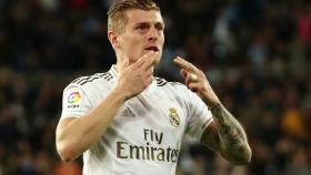 Toni Kroos mira a la grada del Santiago Bernabéu tras el gol