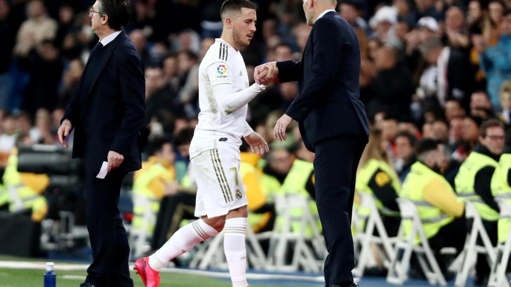 Zidane saluda a Eden Hazard tras su sustitución frente al Celta de Vigo