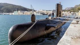 Dos marineros, en la cubierta del 'Mistral', atracado en el Arsenal de Cartagena.