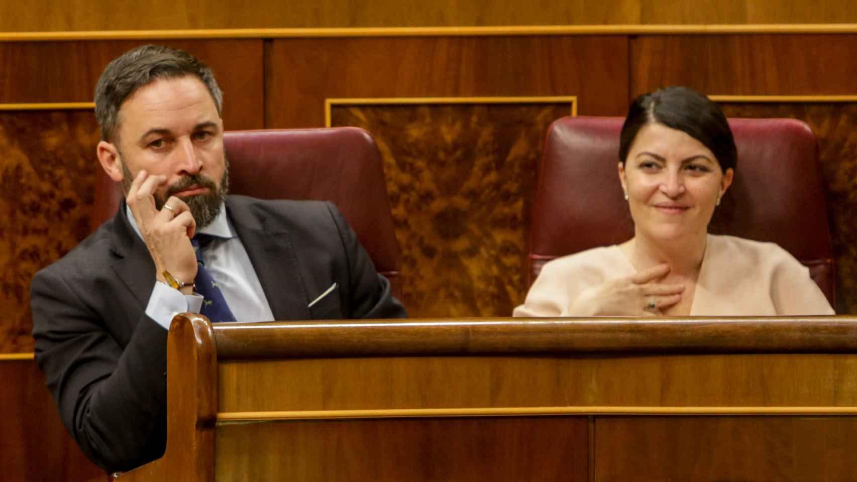 El presidente del Vox, Santiago Abascal, junto a Macarena Olona en el Congreso de los Diputados.