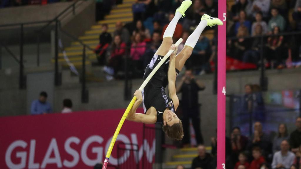 Armand Duplantis, durante el salto que le ha vuelto a dar el récord del mundo