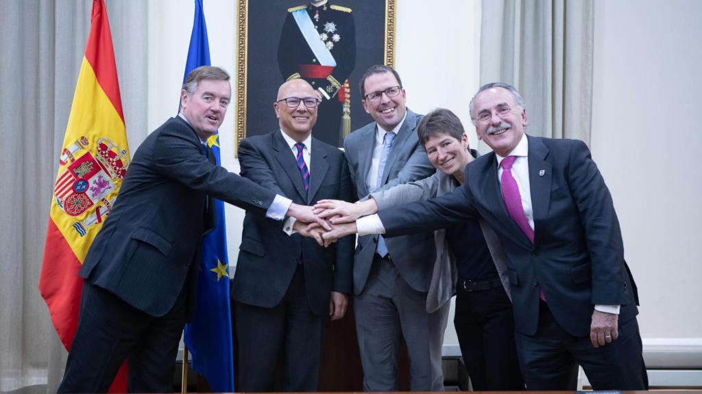 De izquierda a derecha: Andrés Sendagorta, vicepresidente de Sener; Ángel Olivares, secretario de Estado de Defensa; Raül Blanco, secretario general de Industria; Mónica Martínez, presidenta de GMV y Luis Furnells, presidente de Tecnobit en la firma de la creación de su consorcio para el FCAS.