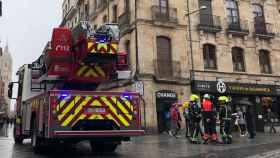 Una actuación de los bomberos de Salamanca en una calle de la ciudad