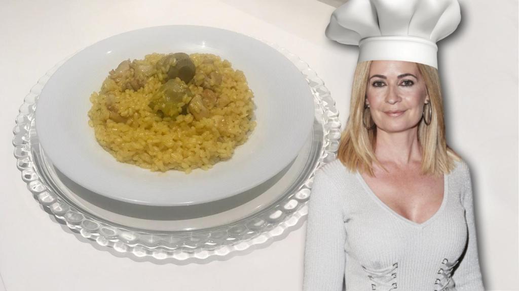 Montaje de Olvido Hormigos con su plato de arroz con pollo y alcachofas.