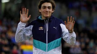 Armand Duplantis saluda tras cosechar su récord mundial