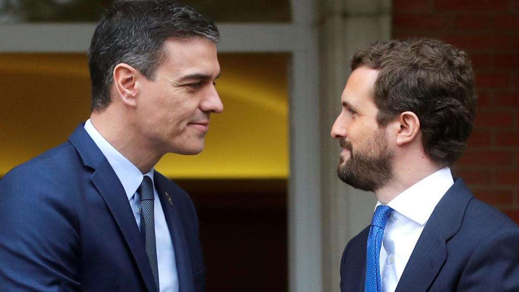 Pedro Sánchez y Pablo Casado se saludan en la escalinata de La Moncloa antes de su reunión.