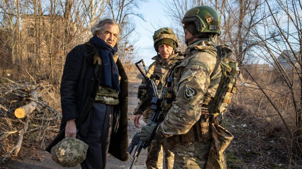 BHL conversa con algunos de los soldados del frente ucraniano