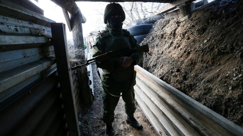 Un soldado de la autoproclamada república de Donetsk  cerca de Staromykhailivka
