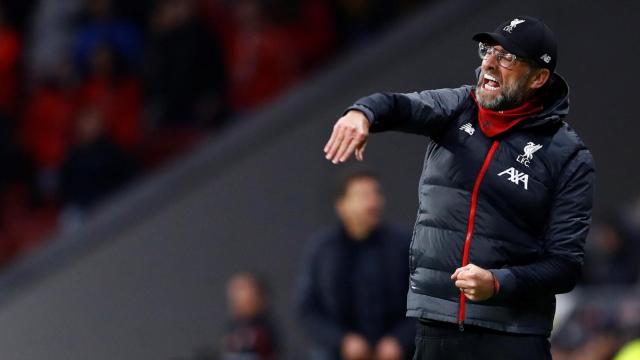 Jurgen Klopp protesta una acción durante el partido ante el Atlético