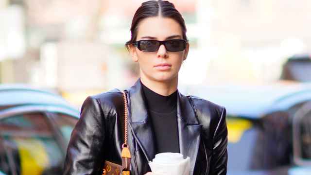 Kendall Jenner con estilismo tipo Matrix.