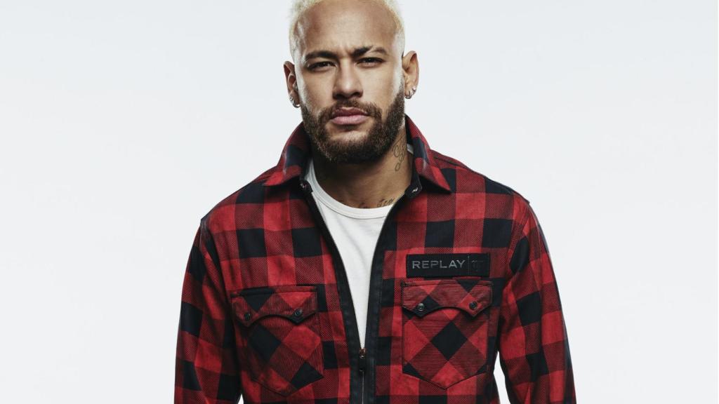 Neymar luciendo prendas de su colección cápsula con Replay.