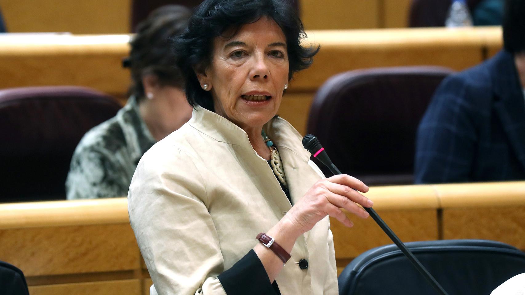 La ministra de Educación, Isabel Celaá, durante la pasada sesión de control del Gobierno en Senado.