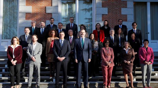 Felipe VI junto a Pedro Sánchez y todos sus ministros en Zarzuela.