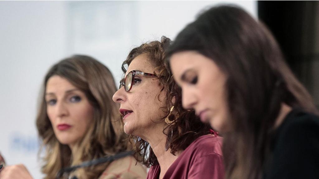 Las ministras María Jesús Montero, Yolanda Díaz e Irene Montero en la rueda de prensa del Consejo de Ministros.